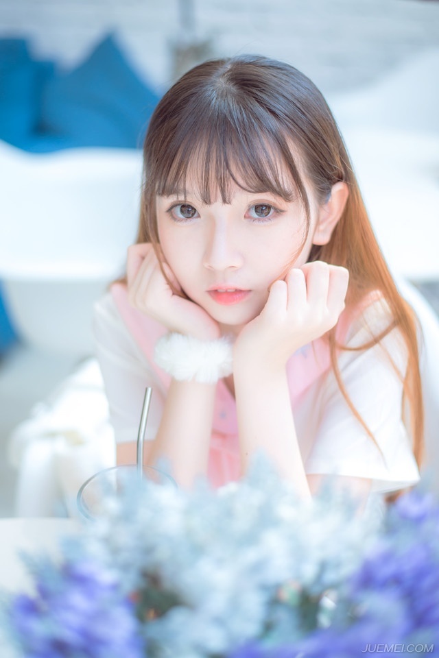 锁上我的记忆，锁上我的忧伤，不再想你，怎么可能再想你，快乐是禁地，生死之后，找不到进去的钥匙。